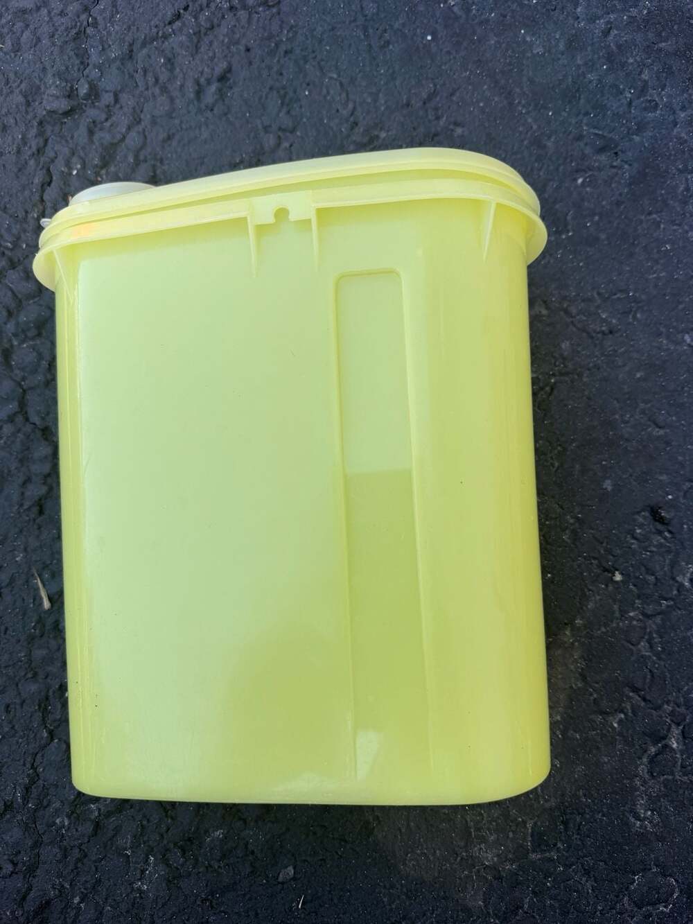 Vintage Tupperware Yellow Beverage Buddy 2 Qt Pitcher with Lid